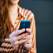 Foto de mujer revisando notificaciones.