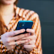 Foto de mujer revisando notificaciones.