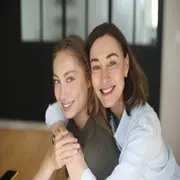 madre e hija adolescente abrazadas