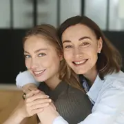 madre e hija adolescente abrazadas