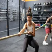 mujer haciendo actividad física en un gimnasio