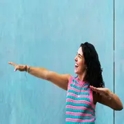 mujer activa y feliz