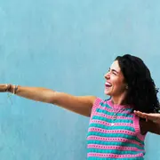 mujer activa y feliz