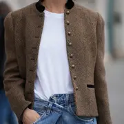 Cuello mao: el detalle minimalista que transforma el blazer en la prenda más elegante del otoño 2026