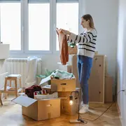 Foto de mujer ordenando su casa.