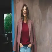 , Juliana Awada vuelve a marcar tendencia con un outfit invernal que combina básicos atemporales con una sofisticación silenciosa, de esas que no necesitan esfuerzo para destacarse.