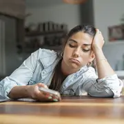 Foto de mujer aburrida.