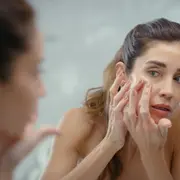 Acné en personas adultas: por qué aparece y cómo aliviarlo.