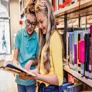 chicos leen en el colegio