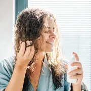 Crema de peinar: el aliado silencioso que puede transformar tu pelo (y simplificar tu rutina)