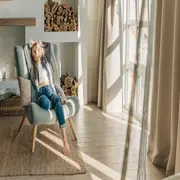 La tendencia en decoración hoy apunta a lo contrario: ambientes más calmos, armónicos y funcionales, donde cada elemento tenga un propósito.