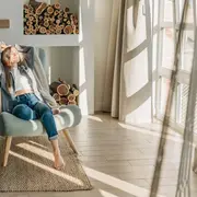 La tendencia en decoración hoy apunta a lo contrario: ambientes más calmos, armónicos y funcionales, donde cada elemento tenga un propósito.