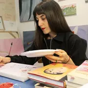 La artista Milagros Pochat, en plena obra
