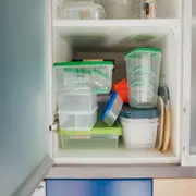 En muchas cocinas, el orden de los tuppers suele ser una batalla perdida: recipientes apilados sin criterio, tapas que no aparecen y cajones que se desarman cada vez que se abren.