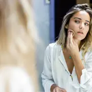La base perfecta para el otoño: cómo elegirla según tu tipo de piel y la luz de la temporada
