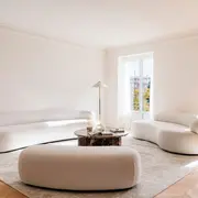 Pero en 2026, las paredes neutras empiezan a ceder protagonismo frente a propuestas más expresivas, cálidas y personales.