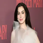 Anne Hathaway volvió a confirmar por qué es una de las favoritas de la alfombra roja.