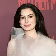 Anne Hathaway volvió a confirmar por qué es una de las favoritas de la alfombra roja.