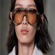 En 2026, los lentes de sol dejan de ser un accesorio secundario para convertirse en protagonistas del look.
