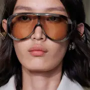 En 2026, los lentes de sol dejan de ser un accesorio secundario para convertirse en protagonistas del look.