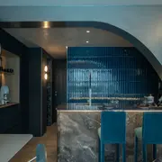 Verdes profundos, azules intensos y tonos tierra irrumpen con fuerza en muebles y revestimientos.