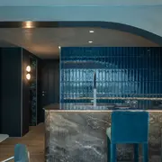 Verdes profundos, azules intensos y tonos tierra irrumpen con fuerza en muebles y revestimientos.