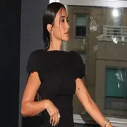 La elegancia minimalista volvió a ser protagonista en el guardarropa de Antonela Roccuzzo, que sorprendió con una versión impactante del clásico little black dress.