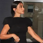 La elegancia minimalista volvió a ser protagonista en el guardarropa de Antonela Roccuzzo, que sorprendió con una versión impactante del clásico little black dress.