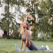 Esta milenaria disciplina ya no es más un ritual de nicho para practicantes especializados, sino que ya ha cobrado protagonismo dentro del paisaje urbano, consolidándose como uno de los antídotos favoritos para combatir y equilibrar el ritmo frenético de las grandes ciudades