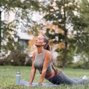 Esta milenaria disciplina ya no es más un ritual de nicho para practicantes especializados, sino que ya ha cobrado protagonismo dentro del paisaje urbano, consolidándose como uno de los antídotos favoritos para combatir y equilibrar el ritmo frenético de las grandes ciudades