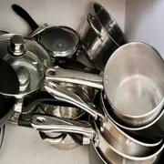 Las ollas apiladas bajo la mesada no van más: la nueva tendencia práctica y elegante.