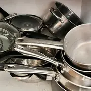 Las ollas apiladas bajo la mesada no van más: la nueva tendencia práctica y elegante.