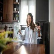 Foto de mujer limpiando su casa.