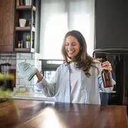 Foto de mujer limpiando su casa.