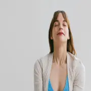 Foto de mujer meditando.