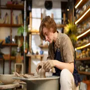 Mujer haciendo una pieza de carámica