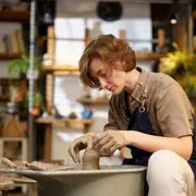 Mujer haciendo una pieza de carámica