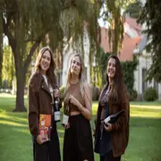 Andrea Carballo -fundadora de Wine, Women & Words-, la escritora Tamara Tenenbaum y la sommelier Camila Cerezo Pawlak junto a los vinos y el libro -Un millón de cuartos propios- que maridaron en Château d'Ancón, Tupungato.