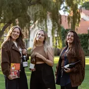 Andrea Carballo -fundadora de Wine, Women & Words-, la escritora Tamara Tenenbaum y la sommelier Camila Cerezo Pawlak junto a los vinos y el libro -Un millón de cuartos propios- que maridaron en Château d'Ancón, Tupungato.