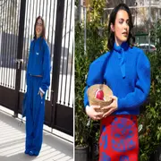 El cerúleo funciona especialmente bien como “golpe de color”. Un look neutro puede transformarse por completo con solo sumar un accesorio en este tono.