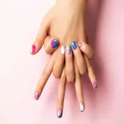 Dos manos entrelazadas con uñas de colores