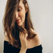 Cálido, brillante y súper natural, es el tono que las castañas van a querer este otoño-invierno: ilumina el pelo, aporta movimiento y tiene ese efecto elegante y effortless que queda bien siempre.