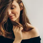 Cálido, brillante y súper natural, es el tono que las castañas van a querer este otoño-invierno: ilumina el pelo, aporta movimiento y tiene ese efecto elegante y effortless que queda bien siempre.