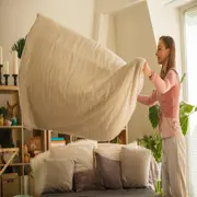 Foto de mujer ordenando su hogar.