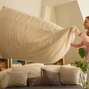 Foto de mujer ordenando su hogar.