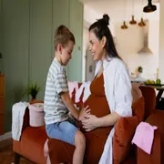 mamá embarazada con hijo