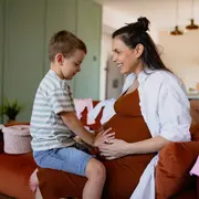 mamá embarazada con hijo