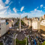 Inaugurado el 23 de mayo de 1936 y diseñado por el arquitecto Alberto Prebisch, el Obelisco nació para conmemorar los 400 años de la primera fundación de Buenos Aires.