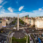 Inaugurado el 23 de mayo de 1936 y diseñado por el arquitecto Alberto Prebisch, el Obelisco nació para conmemorar los 400 años de la primera fundación de Buenos Aires.