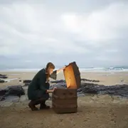 Foto de mujer buscando un tesoro.